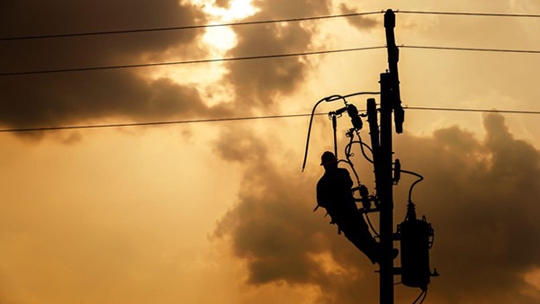 Texas Electrician Works on Oncor Equipment Powerlines Texas Electrician Works on Oncor Equipment Powerlines