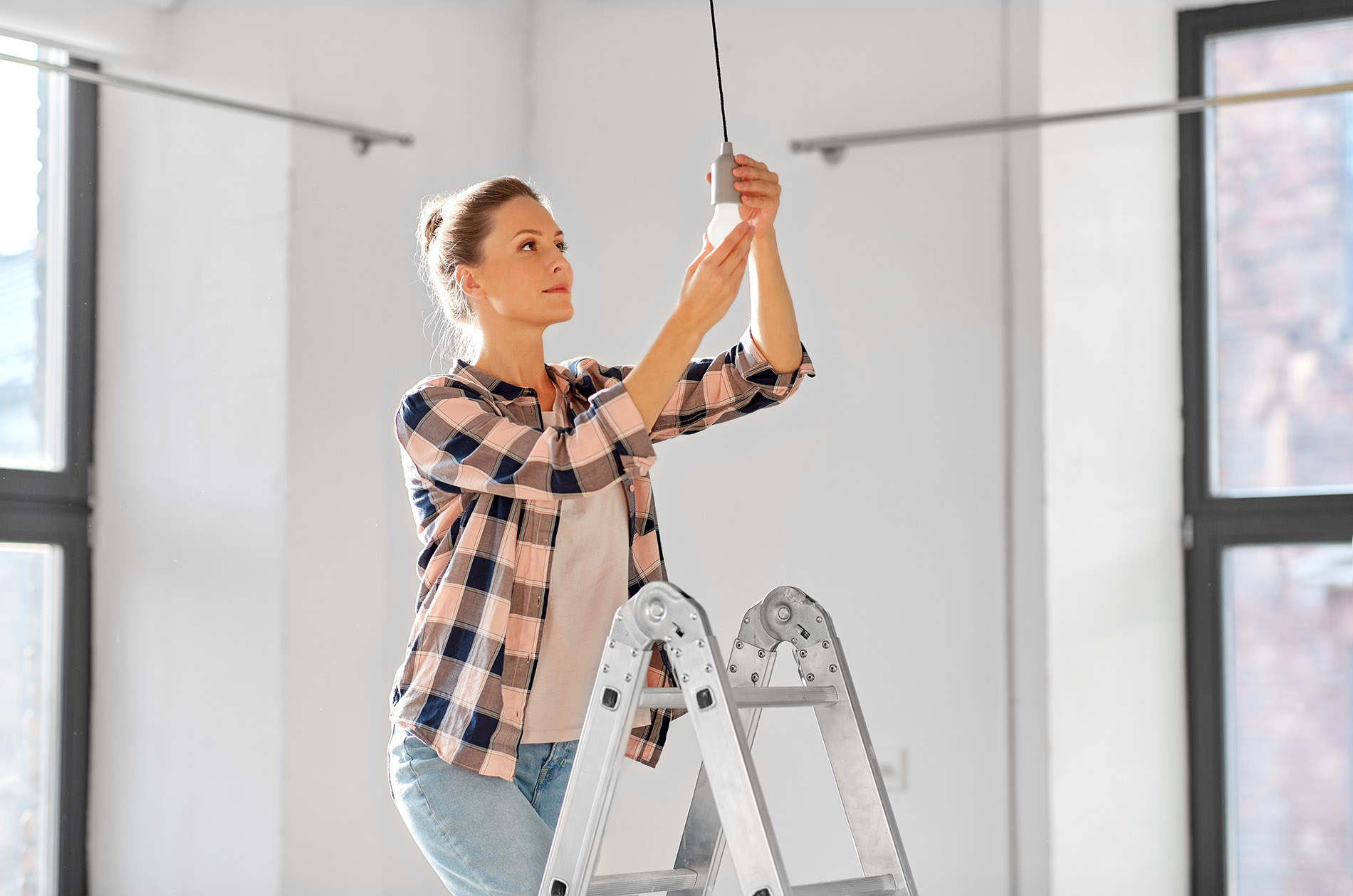 Choosetexaspower.com Imager of Woman Replacing Light Bulb